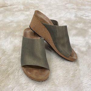JUST LIKE NEW! Woman’s Birkenstock Papillio suede wedges!